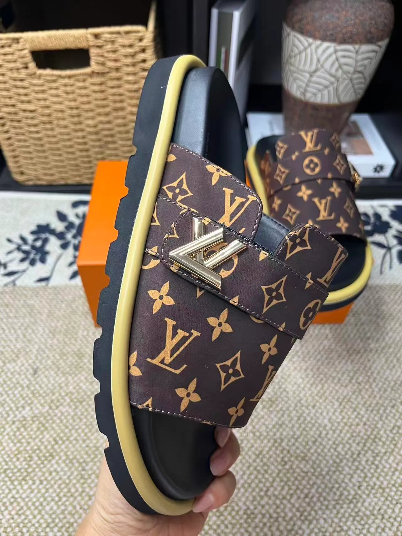 P340 [New Style] [LOUIS VUITTON] Louis Vuitton, LV printing, men's and women's slippers are now on the market, packed in drawer boxes with cloth bags and cards, the upper pattern looks very soft and waxy, and is a super versatile leg slimming tool. Fabric: imported denim/canvas/old fabric, LV hardware LOGO, official website pattern printing, comfortable to wear, feet: high-elastic PU water table. Sole: foam sole, heel height: about 5cm. Code number: 35-46, 35, 45, 46 are custom-made and non-returnable. Color: multiple colors and styles available.